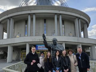 Laureaci konkursu o Janie Pawle II wraz z opiekunami w Toruniu